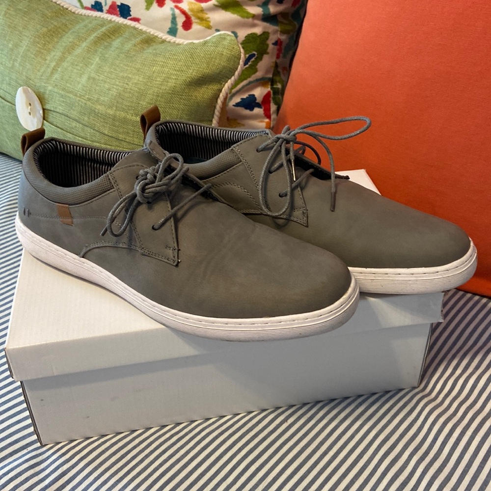 Steve Madden grey Instax lace up loafers.